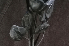 memoriałowe róże, mosiądz, detal